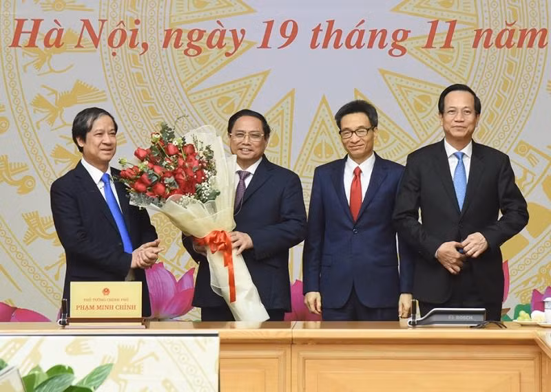Phó Thủ tướng Vũ Đức Đam, Bộ trưởng Giáo dục và Đào tạo Nguyễn Kim Sơn, Bộ trưởng Lao động-Thương binh và Xã hội Đào Ngọc Dung tặng hoa chúc mừng Thủ tướng Phạm Minh Chính, người từng có thời gian công tác trong ngành giáo dục.