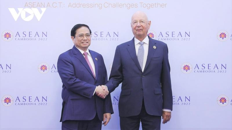Thủ tướng Chính phủ Phạm Minh Chính và Giáo sư Klaus Schwab, Nhà sáng lập kiêm Chủ tịch điều hành WEF (Ảnh: VOV)