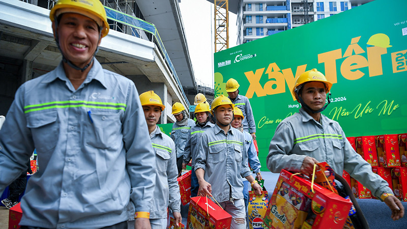 Công nhân phấn khởi khi được nhận quà Tết từ Chương trình "Xây Tết 2025" của Báo Nhân Dân. (Ảnh: THÀNH ĐẠT)