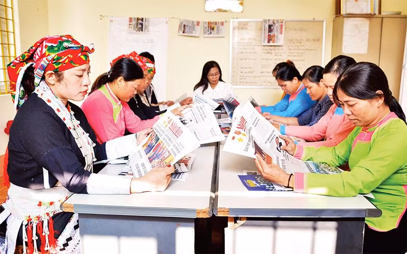 Ðọc báo Nhân Dân trong sinh hoạt chi bộ thôn Tân Bảo, xã Bản Qua, huyện Bát Xát, tỉnh Lào Cai. (Ảnh QUỐC HỒNG) 