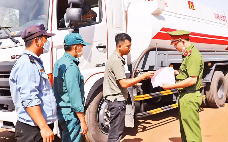 Lực lượng chức năng kiểm soát phương tiện vào khu vực công trường dự án sân bay Long Thành. 