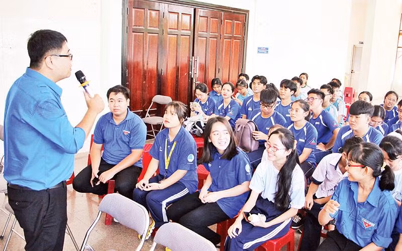 Ðoàn viên, thanh niên thành phố tuyên truyền các kỹ năng sống cho học sinh tại Nhà Thiếu nhi Thủ Ðức (thành phố Thủ Ðức). 
