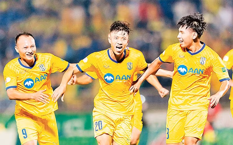 Niềm vui chiến thắng của các cầu thủ Sông Lam Nghệ An. (Ảnh VPF) 