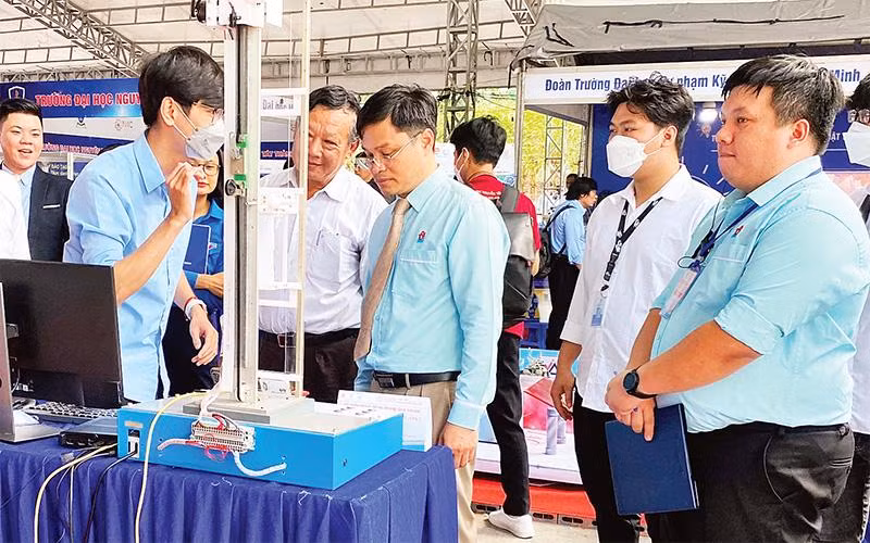 Sinh viên giới thiệu mô hình thang máy không tiếp xúc tại Liên hoan tuổi trẻ sáng tạo năm 2022. (Ảnh Tiên Trinh) 