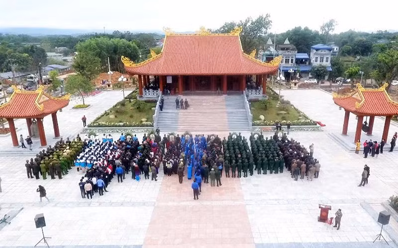 Khu di tích 60 liệt sĩ thanh niên xung phong Ðại đội 915 ở phường Gia Sàng, thành phố Thái Nguyên là địa chỉ đỏ giáo dục truyền thống cách mạng. 