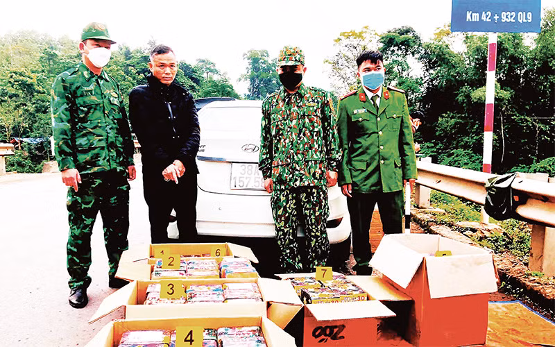 Lực lượng chức năng tỉnh Quảng Trị bắt giữ Trần Bá Diên cùng tang vật pháo lậu. 