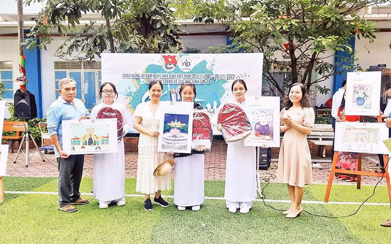 Trao thưởng cho các học sinh đoạt giải cuộc thi vẽ "Sắc màu" do Trường trung học phổ thông Nguyễn Du, quận 10, Thành phố Hồ Chí Minh tổ chức cho học sinh khối lớp 10. 