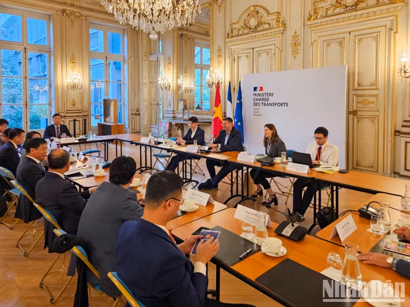 Bộ trưởng Đặc trách về Giao thông của Pháp Patrice Vergriete trao đổi cùng đoàn công tác về những tiềm năng hợp tác trong lĩnh vực giao thông vận tải với Việt Nam. (Ảnh: MINH DUY)