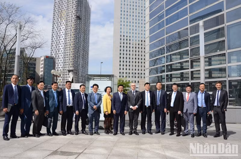 Đoàn công tác Bộ Giao thông vận tải thăm và làm việc tại trụ sở Bộ Chuyển đối sinh thái và Liên kết lãnh thổ Pháp. (Ảnh: MINH DUY)