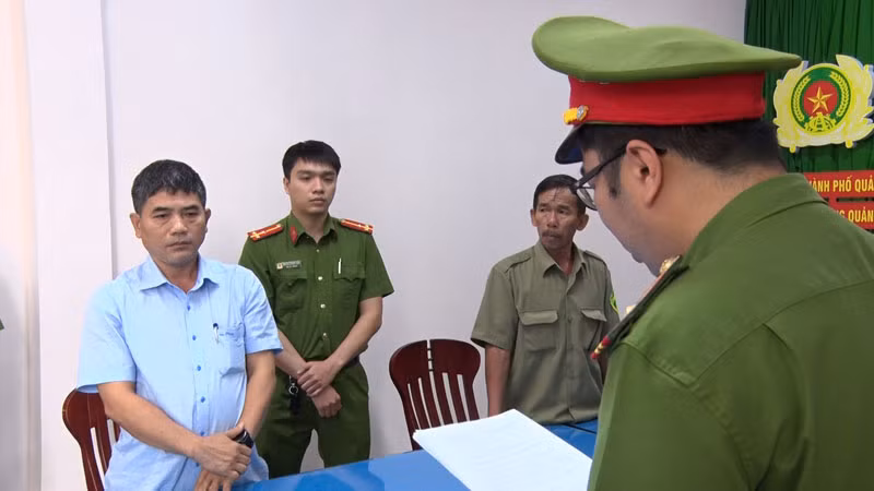 Lực lượng chức năng thực hiện lệnh khởi tố, bắt tạm giam Phó Trưởng Ban Quản lý Khu kinh tế Dung Quất và các khu công nghiệp Quảng Ngãi Nguyễn Phạm Trọng Nghĩa.
