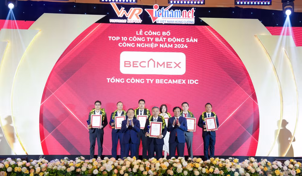 Ông Nguyễn Văn Thanh Huy, Phó Tổng Giám đốc Tổng công ty Becamex IDC nhận Cúp và Giấy chứng nhận Top 10 Công ty Bất động sản công nghiệp uy tín năm 2024.