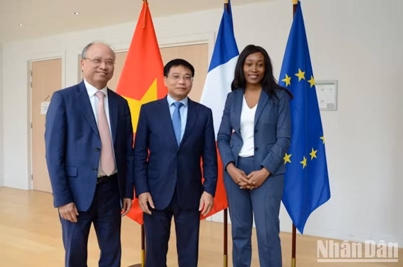 Bộ trưởng Giao thông vận tải Nguyễn Văn Thắng và Đại sứ Việt Nam tại Pháp Đinh Toàn Thắng trong buổi làm việc cùng Ủy viên hội đồng vùng thủ đô Ile-de-France, bà Mesadieu Anne-Louise. (Ảnh: MINH DUY)