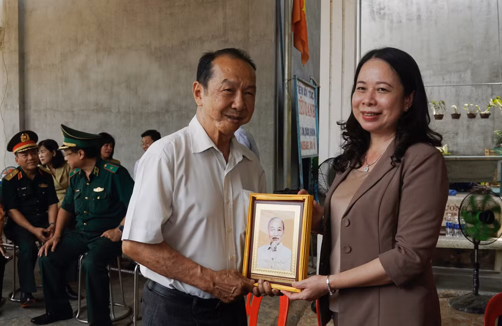 Quyền Chủ tịch nước Võ Thị Ánh Xuân tặng quà thương binh Đinh Văn Lâm (xã Thạnh Tây, huyện Tân Biên). (Ảnh: Tố Tuấn)