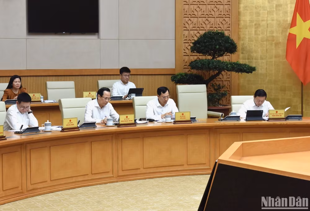 Phó Thủ tướng và đại diện lãnh đạo các bộ, ban, ngành tham dự phiên họp.