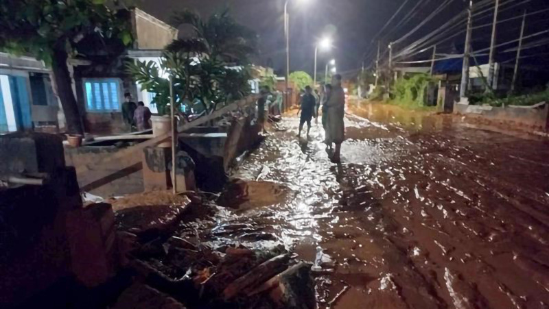 Một phần tuyến đường Lạc Long Quân thuộc xã Tiến Thành, thành phố Phan Thiết bị cát đỏ tràn xuống gây ngập đường. (Ảnh: TTXVN) 