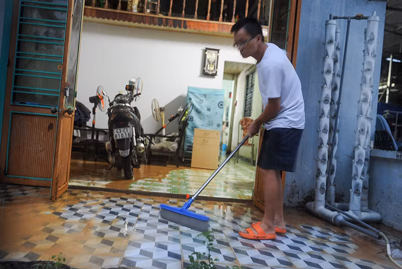 Anh Trầm hất nước bùn ra sân.