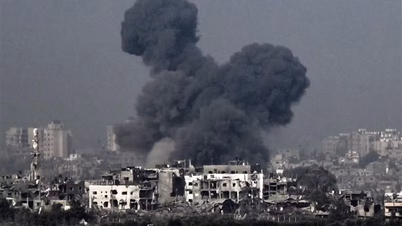 Khói bốc lên từ các tòa nhà sau vụ oanh kích của quân đội Israel xuống phía bắc Dải Gaza ngày 28/10/2023. (Ảnh: AFP/TTXVN)