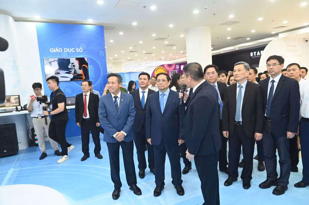 Thủ tướng Chính Phủ Phạm Minh Chính và các quan khách thăm gian triển lãm các sản phẩm dịch vụ của Tập đoàn VNPT
