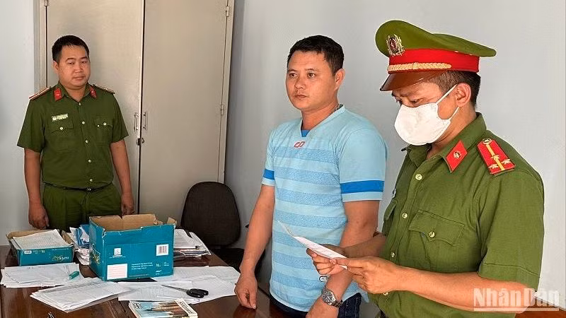 Công an huyện Đắk Mil tống đạt các quyết định tố tụng đối với Nguyễn Thành Trung (mặc áo thun xanh sọc ngang).