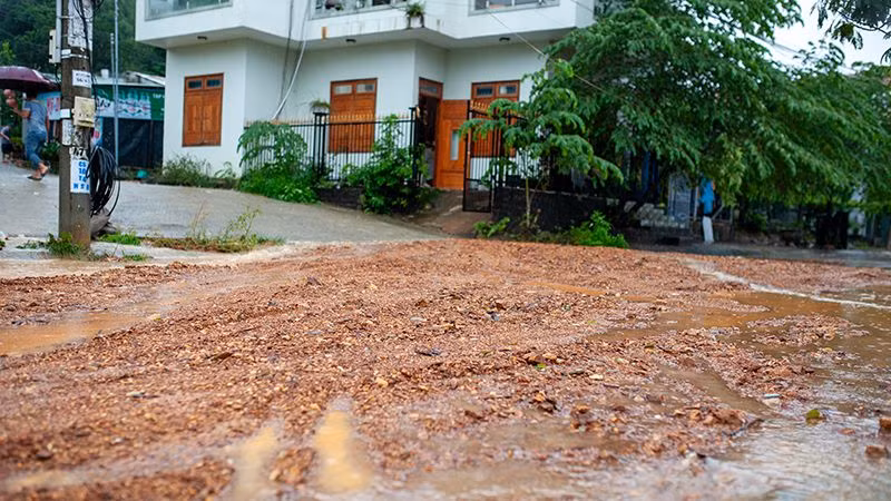 Khu vực đất đá vùi lấp dưới chân núi Sọ, thôn An Ngãi Tây 1.