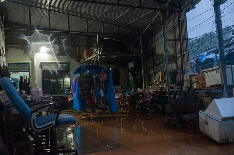 Bùn đất tràn vào nhà dân theo nước mưa.