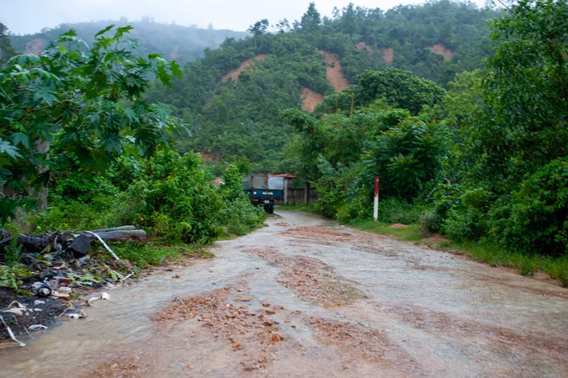 Đoạn đường từ Thanh Vinh 10 dẫn lên chân núi Phước Tường bị đất đá phủ đầy.