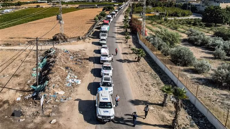 Đoàn xe tải chở hàng viện trợ di chuyển từ Ai Cập qua cửa khẩu Rafah vào Dải Gaza, ngày 21/10/2023. Ảnh: AFP/TTXVN 