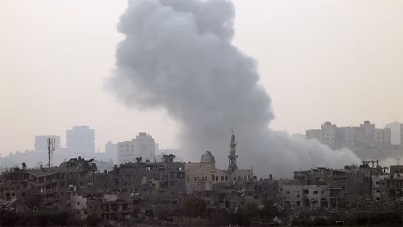 Khói bốc lên sau vụ tấn công của Israel vào Gaza, ngày 24/10/2023. (Ảnh: REUTERS)