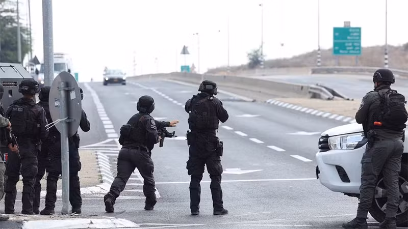 Lực lượng an ninh Israel làm nhiệm vụ gần khu vực Sderot ở miền nam nước này, ngày 8/10/2023. (Ảnh: Reuters)