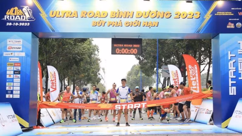 Các vận động viên vào vị trí chuẩn bị xuất phát.