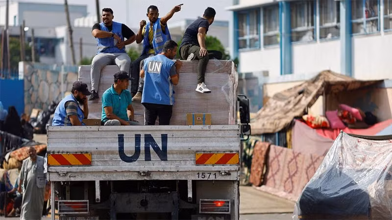 Nhân viên của Liên hợp quốc phát viện trợ cho người Palestine tại phía nam Dải Gaza, ngày 23/10/2023. Ảnh: Reuters