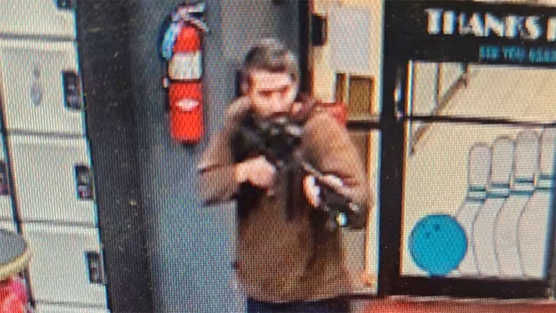 Văn phòng Cảnh sát hạt Androscoggin công bố hình ảnh được cho là nghi phạm trong vụ xả súng tại thành phố Lewiston.