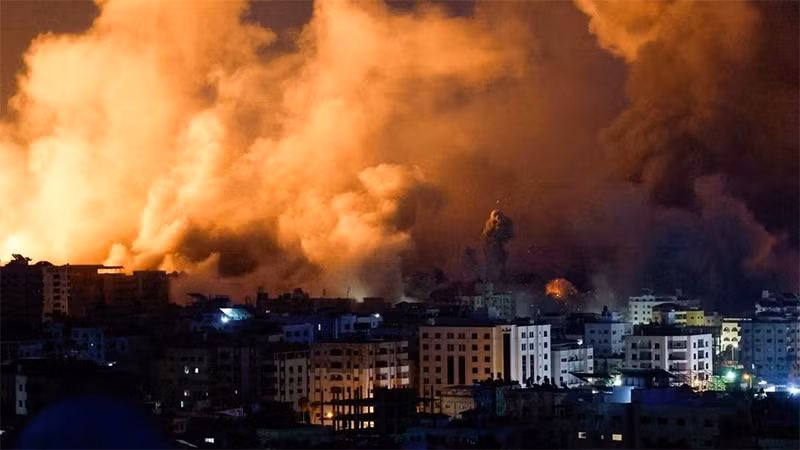 Khói và lửa bốc lên tại Gaza, ngày 9/10/2023. (Ảnh: Reuters)