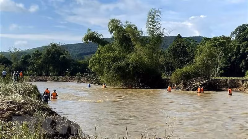 Chính quyền địa phương huy động dân quân tự vệ, công an và nhân dân tìm kiếm nhưng đến 17 giờ ngày 1/10 vẫn chưa được tìm thấy nạn nhân. (Ảnh: TTXVN) 