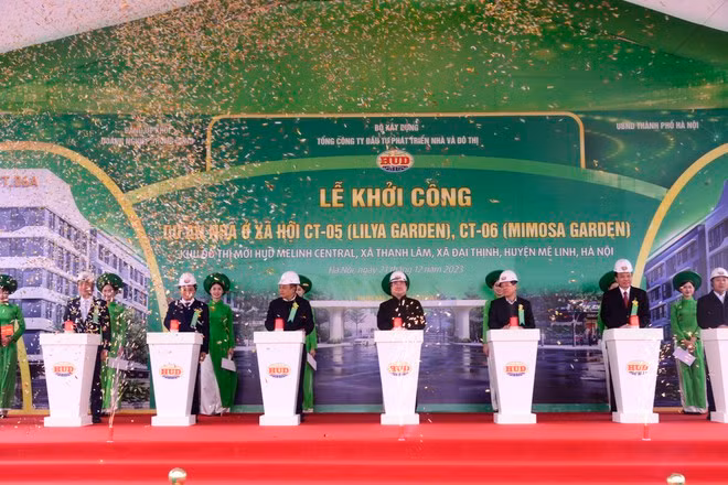 Các đại biểu bấm nút khởi công dự án nhà ở xã hội tại huyện Mê Linh.