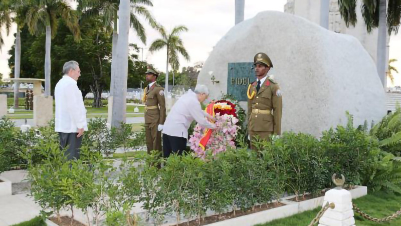 Tổng Bí thư Nguyễn Phú Trọng và Bí thư thứ nhất Ban Chấp hành Trung ương Đảng Cộng sản Cuba, Chủ tịch Hội đồng Nhà nước và Hội đồng Bộ trưởng Cuba Raun Caxtơrô viếng mộ đồng chí Phiđen Caxtơrô, ngày 30/3/2018. (Ảnh: TTXVN)