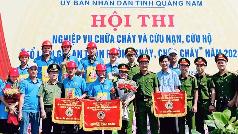 Trao giải cho các đội đạt thành tích cao tại Hội thi nghiệp vụ chữa cháy và cứu nạn cứu hộ "Tổ liên gia an toàn phòng cháy, chữa cháy" năm 2024.
