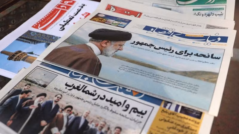 Tin tức về Tổng thống Iran Ebrahim Raisi được đăng trên trang nhất của nhiều tờ báo. (Ảnh: WANA/REUTERS)