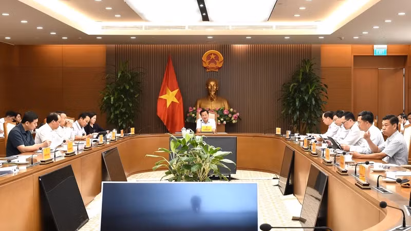 Phó Thủ tướng Lê Minh Khái chủ trì cuộc họp. (Ảnh: VGP)