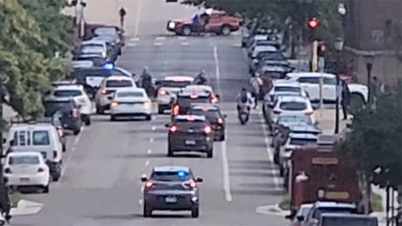 Lực lượng thực thi pháp luật và ứng phó khẩn cấp tới hiện trường vụ nổ súng tại Minneapolis, Minnesota, Mỹ, ngày 30/5/2024. (Ảnh: Reuters)