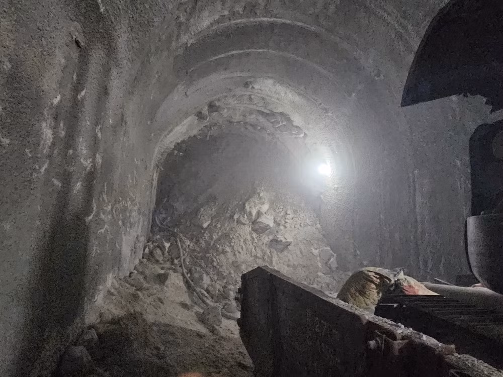 Vị trí sạt lở với khối lượng đất đá quá lớn làm lấp cả một đoạn đường hầm đường sắt Chí Thạnh.