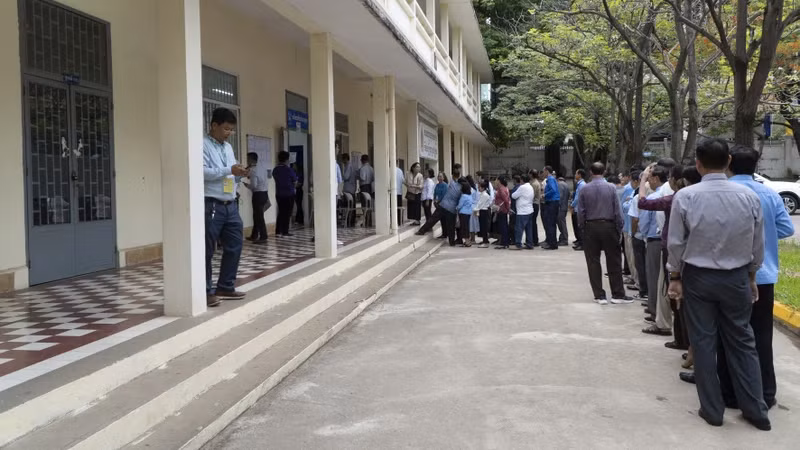 Cuộc bầu cử Hội đồng Thủ đô, tỉnh, thành phố, quận, huyện khóa IV tại Campuchia bắt đầu từ 7 giờ sáng và kết thúc lúc 3 giờ chiều ngày 26/5.