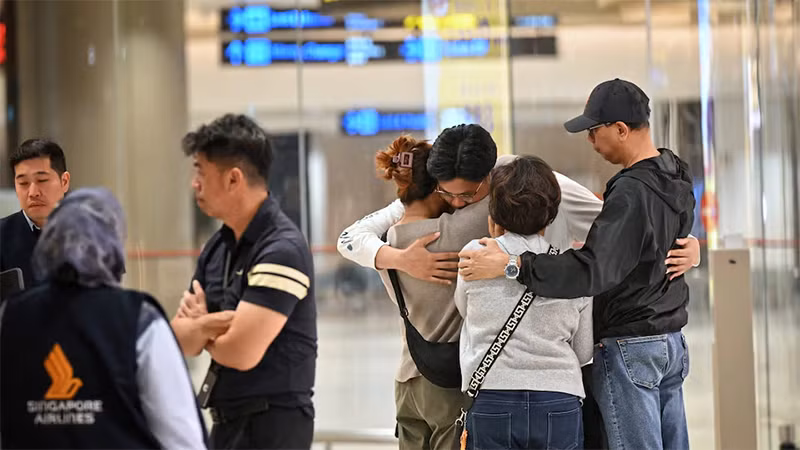 Một hành khách trên chuyến bay gặp sự cố đã đến sân bay Changi ở Singapore ngày 22/5/2024. (Ảnh: Reuters)