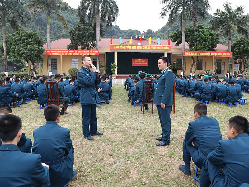 Lãnh đạo Tiểu đoàn 31, Lữ đoàn 28 (Quân chủng Phòng không-Không quân) đối thoại với chiến sĩ mới. (Ảnh ÐỨC LƯU)