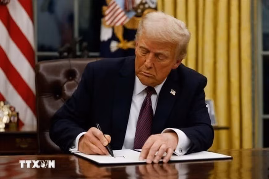 Tổng thống Mỹ Donald Trump ký sắc lệnh tại Nhà Trắng, Washington, D.C. (Ảnh: Getty Images/TTXVN)