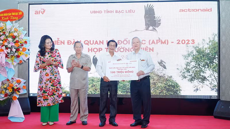 Trao tặng Liên hiệp các tổ chức hữu nghị tỉnh Bạc Liêu 100 triệu đồng hợp tác xây dựng, sửa chữa nhà ở cho người khuyết tật. (Ảnh: AAV-AFV)