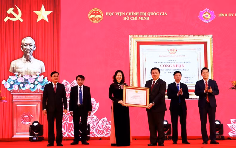 Đồng chí Nguyễn Xuân Thắng trao Bằng công nhận Trường Chính trị chuẩn mức 1 cho Trường Chính trị tỉnh Nghệ An.