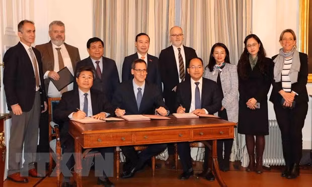 Ký kết bản ghi nhớ giữa Tập đoàn John Cockerill của Bỉ, Bộ Kế hoạch và Đầu tư, Trung tâm đổi mới sáng tạo quốc gia Việt Nam - NIC. (Ảnh: TTXVN)