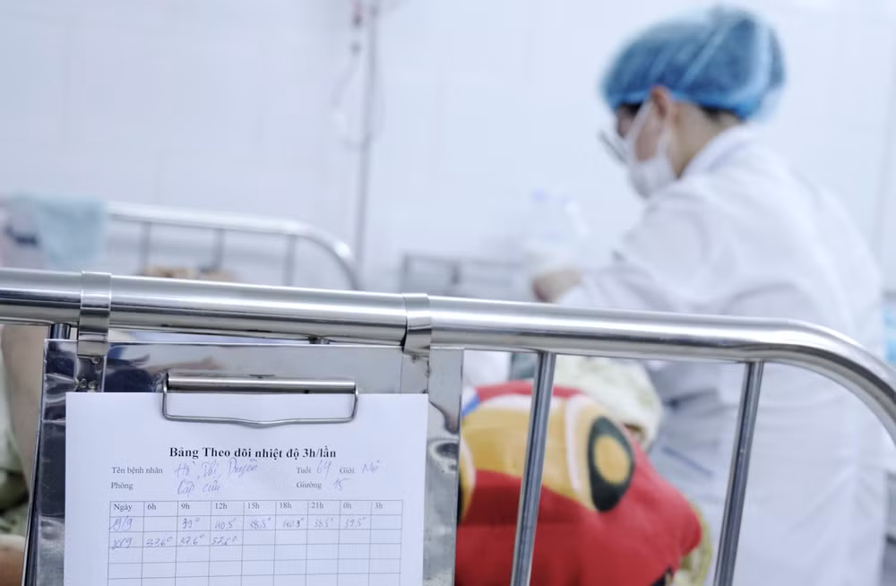 Thông thường, trong ngày 1-3 của bệnh sẽ có biểu hiện sốt, nhưng giai đoạn nguy hiểm lại rơi vào ngày 4-7 nên người bệnh phải lưu ý có dấu hiệu cảnh báo sốt cao, đau bụng vùng gan, nôn, chảy máu chân răng, rong kinh, rong huyết, tụt huyết áp, chân tay lạnh, không ăn uống được.