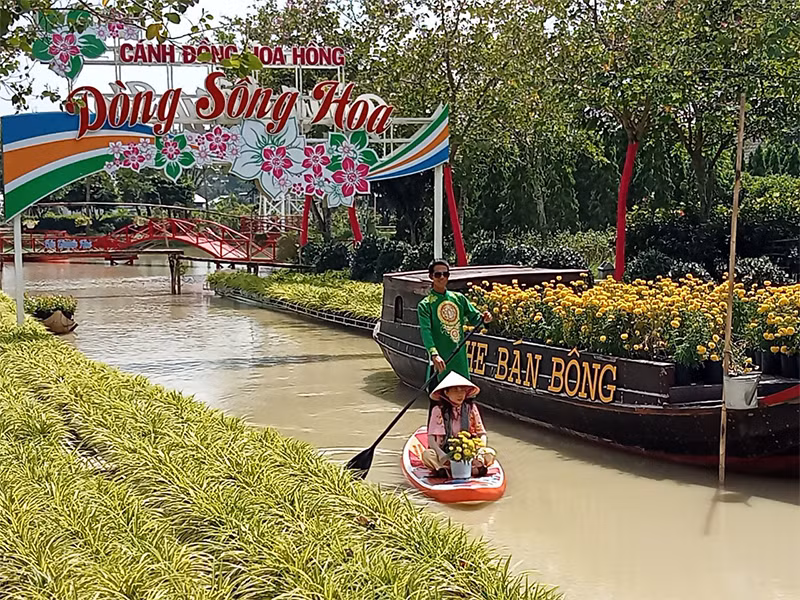 Du khách tham quan điểm cánh đồng hoa hồng tại Làng hoa Sa Đéc.